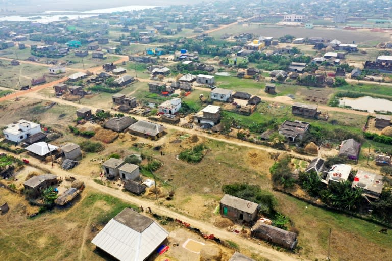 Vue aérienne prise le 27 février 2024 de Bagapatia où on été relogés les habitants de Satabhaya, un village côtier de l'est de l'Inde victime de la montée des eaux (Jalees ANDRABI)