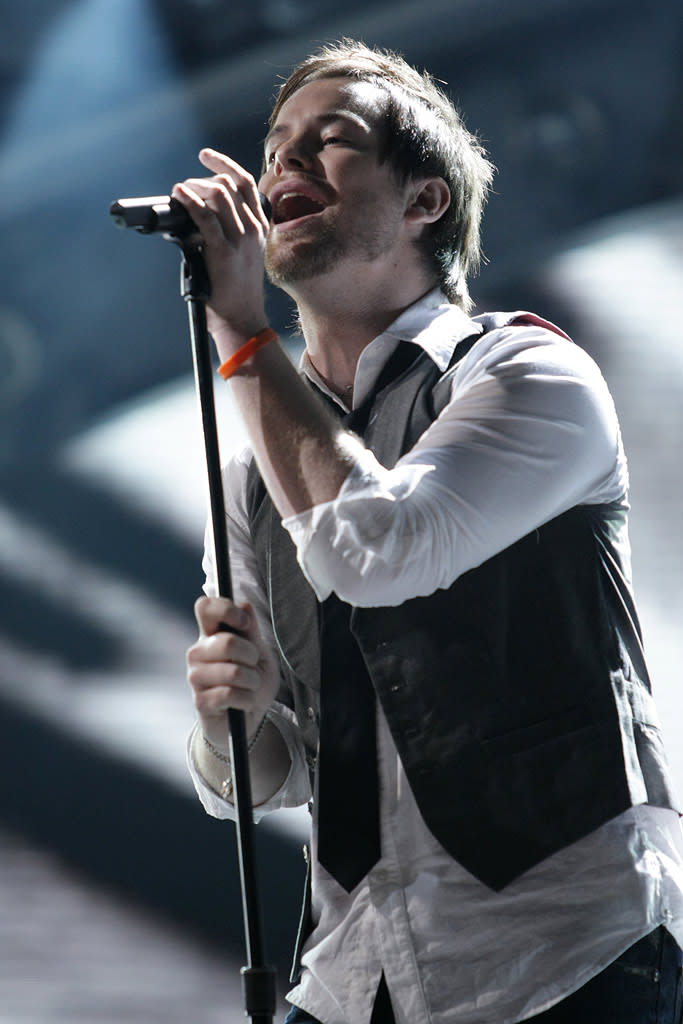 David Cook performs as one of the top 7 on the 7th season of American Idol.