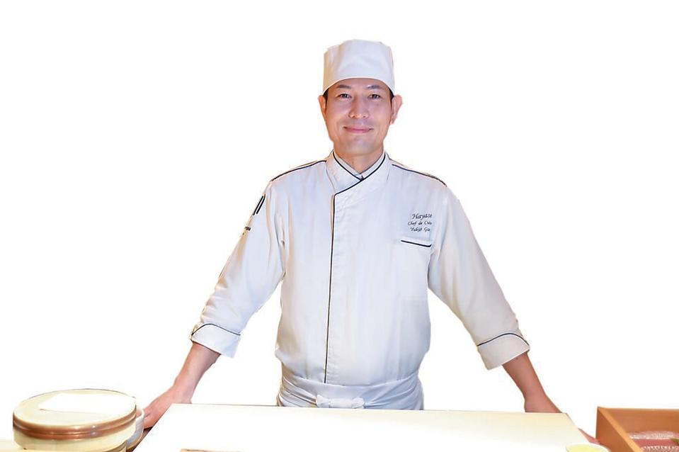 JR東日本台北館內日料餐廳〈HAYASE〉的日籍料理長郡司行雄（Yukio Gunji），廚藝資歷逾25年、專攻傳統日本料理。圖／姚舜