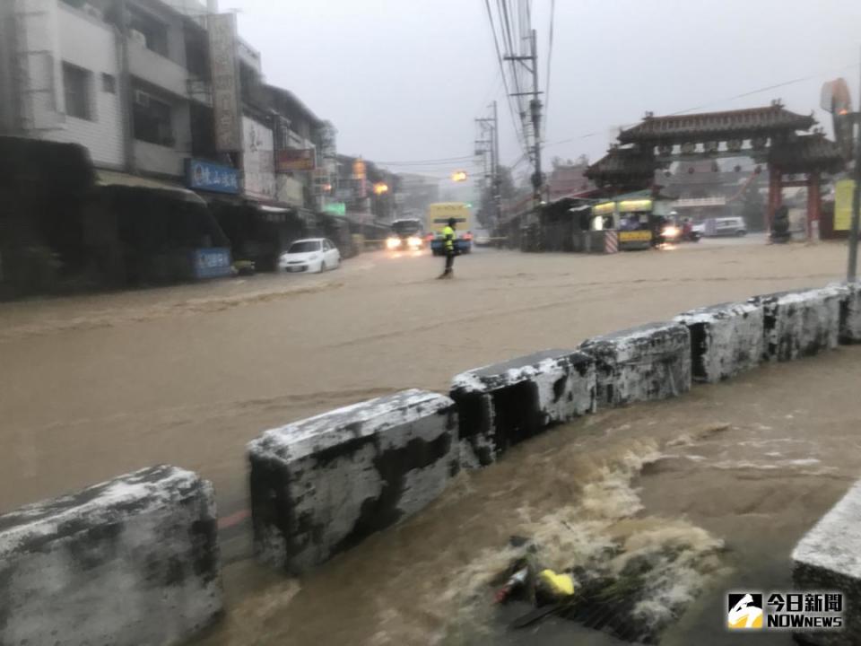 ▲強降雨，員林市最深處水淹及膝，路面水深也有小轎車將近半個輪胎高，車輛經過都激起很大的水花，石苟排水也發生溢堤。（圖／縣議員曹嘉豪提供，2018.08.14)