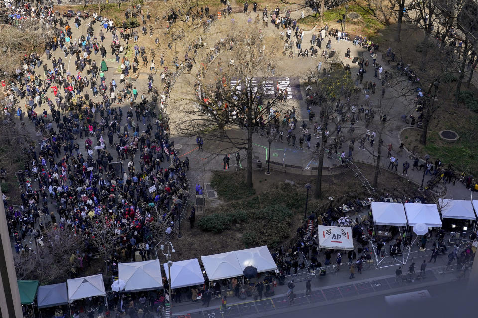 Manifestantes se congregan frente a la Corte Suprema de Nueva York donde comparece el expresidente Donald Trump, martes 4 de abril de 2023 en Nueva York. Se le presentarán cargos derivados de sobornos presuntamente pagados para obtener el silencio de personas. (AP Photo/Mary Altaffer)