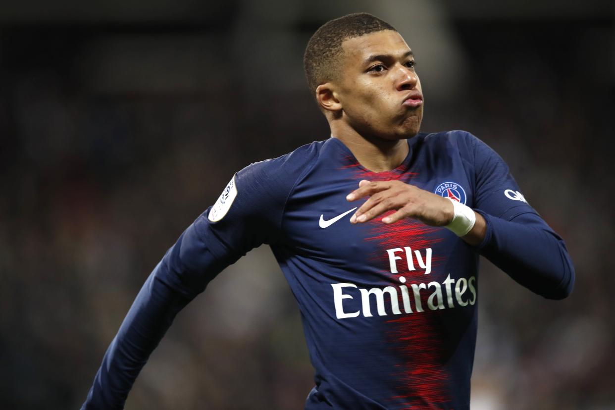 Kylian Mbappé, del París Saint-Germain, festeja tras anotar el segundo gol de su equipo ante Amiens en un encuentro de la liga francesa, realizado el sábado 12 de enero de 2019  (AP Foto/Christophe Ena)