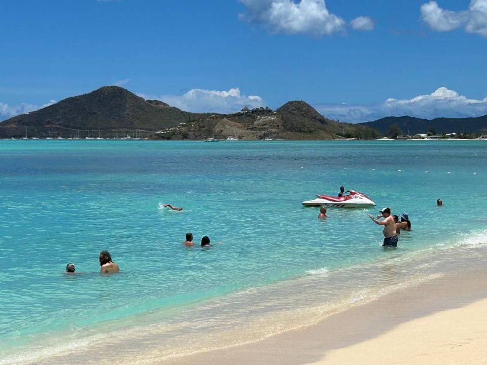 Preciosa playa en Antigua y Barbuda, en Jolly Harbour.