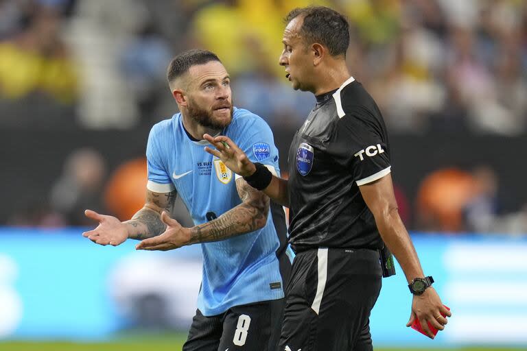 Nahitan Nandez le pide explicaciones a Darío Herrera por su expulsión ante Brasil a instancias del VAR