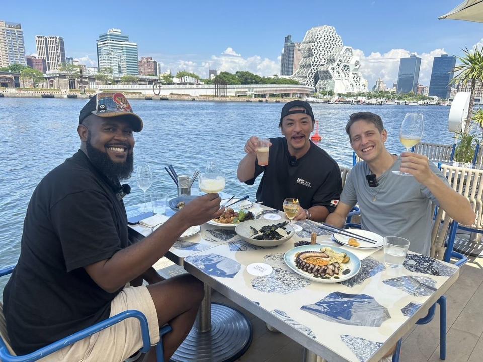 位於大港倉七庫「永心浮島」，創新台菜料理加上水岸時髦氛圍，人氣超高。左起為：杜力、夢多、賈斯汀。★《鏡週刊》關心您：未滿18歲禁止飲酒，飲酒過量害人害己，酒後不開車，安全有保障。（高雄市新聞局提供）