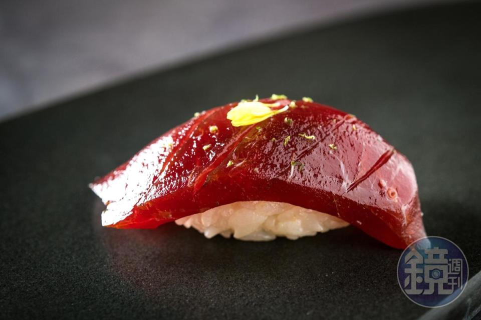 「本鮪握壽司」是用黑鮪魚的背肉，以醬料醃漬後，刨點檸檬皮提味，口感嫩Q甘甜。
