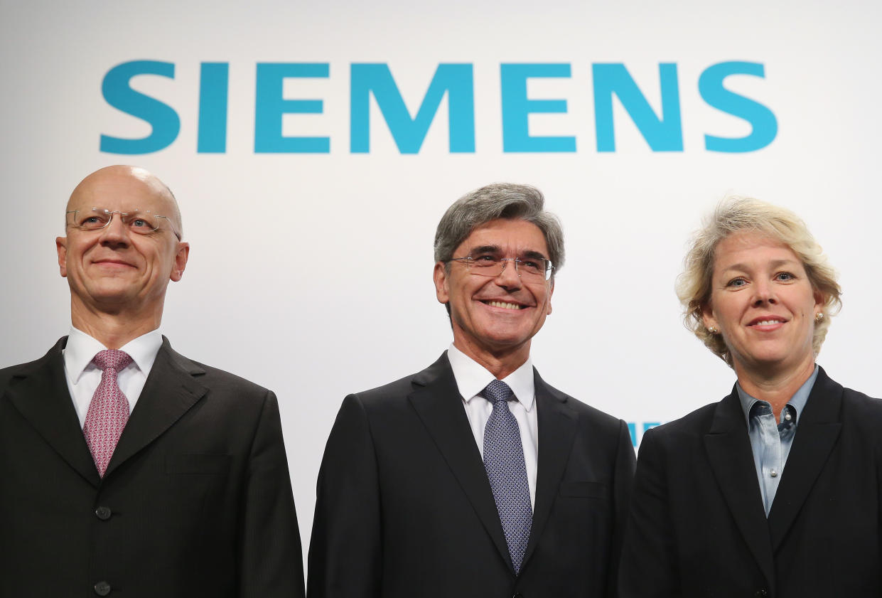 Siemens CEO Joe Kaeser (M.), Finanzvorstand Ralf Thomas (l.) und Vorstandsmitglied Lisa Davis. (Bild: Getty Images)