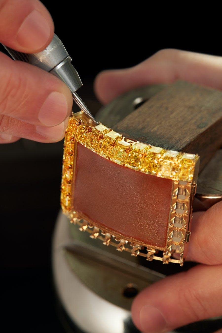 錶身共鑲上482顆黃鑽總重216.9克拉的黃鑽，幾乎耗盡全世界的黃鑽資源。