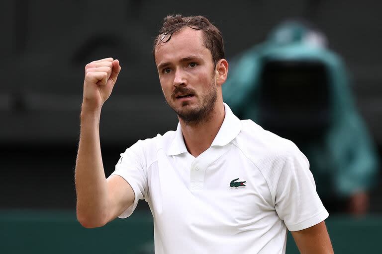 El ruso Daniil Medvedev dio el gran golpe en Wimbledon y llega a la semifinal tras eliminar al italiano Jannik Sinner, el número 1 del ranking.