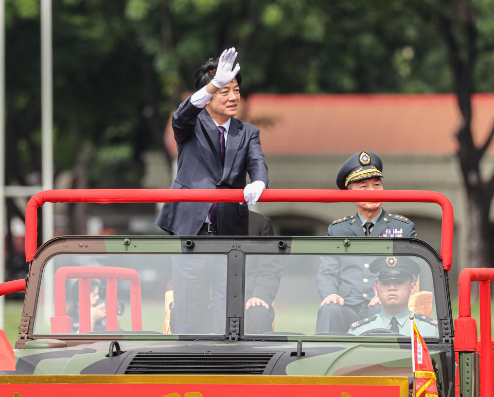 陸軍官校昨天舉行「黃埔建校一百周年校慶」，賴清德總統（左）乘坐吉普車校閱部隊。記者曾原信／攝影