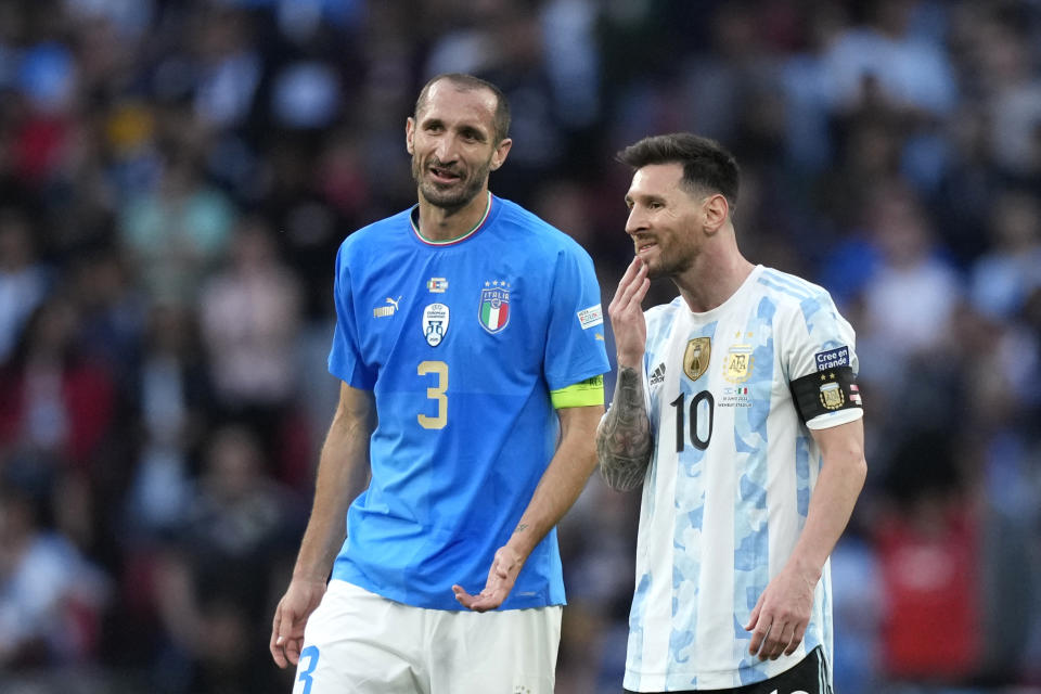 Italy's Giorgio Chiellini, left, and Argentina's Lionel Messi talk during the Finalissima soccer match between Italy and Argentina at Wembley Stadium in London , Wednesday, June 1, 2022. (AP photo/Frank Augstein)