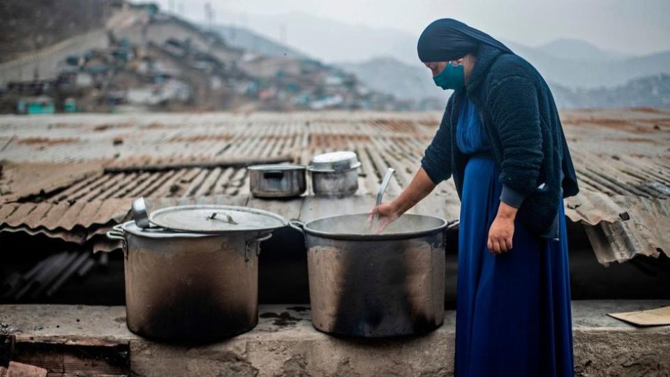 Mujer en las afueras de Lima, Perú.