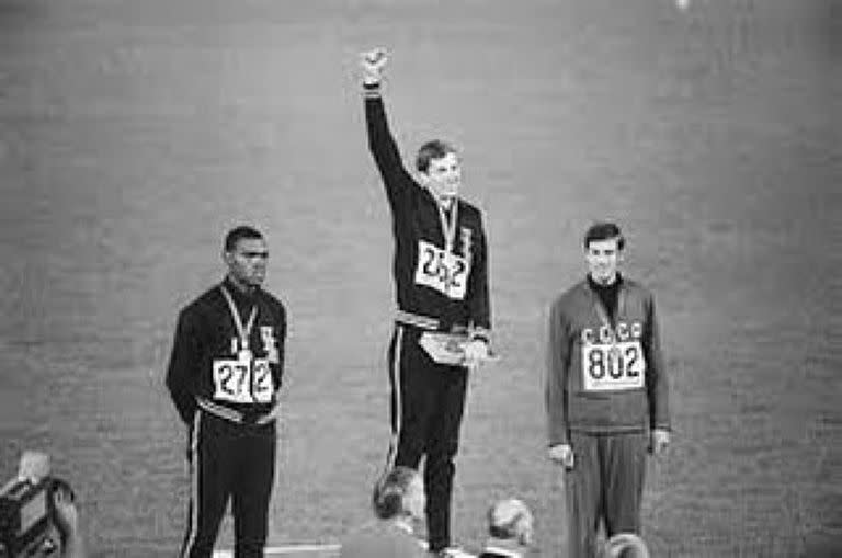 Dick Fosbury en la cima del podio de México 68, donde ganó la medalla dorada de salto en alto