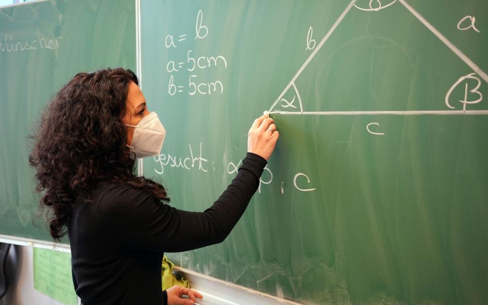 WISO-Doku zum neuen Schul-Alltag: Was geht digital - und analog - an deutschen Schulen nach einem Jahr Corona? Lehrerin Annika Wünschet unterrichtet an der Heinrich-Schütz-Schule in Kassel.  (Bild: ZDF/Felix Korfmann)