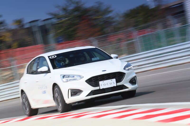 The All-New Ford Focus ST-Line車型全新亮相，源自歐洲性能鋼砲Focus ST的熱血基因，擁有搶眼外型及運動化內裝。