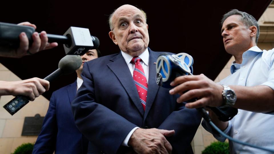 Rudy Giuliani fühlt sich von US-Präsident Joe Biden verleumdet. (Bild: Seth Wenig /AP /dpa)