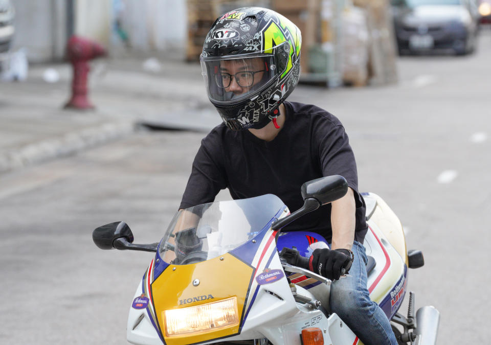 魚波笑言最初考電單車是因家住西貢，需要通勤。他喜歡香港舊物，加上電影的催化，便以購入烈火戰車為目標。