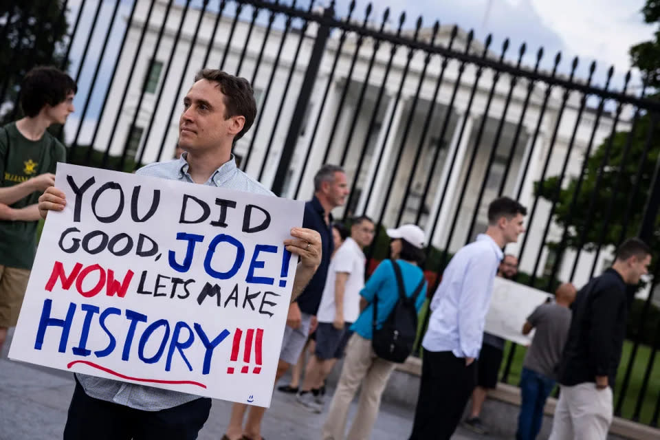 Un hombre sosteniendo un cartel que muestra su agradecimiento al presidente estadounidense Joe Biden, en la Avenida Pensilvania frente a la Casa Blanca en Washington, D.C., el 21 de julio de 2024.
