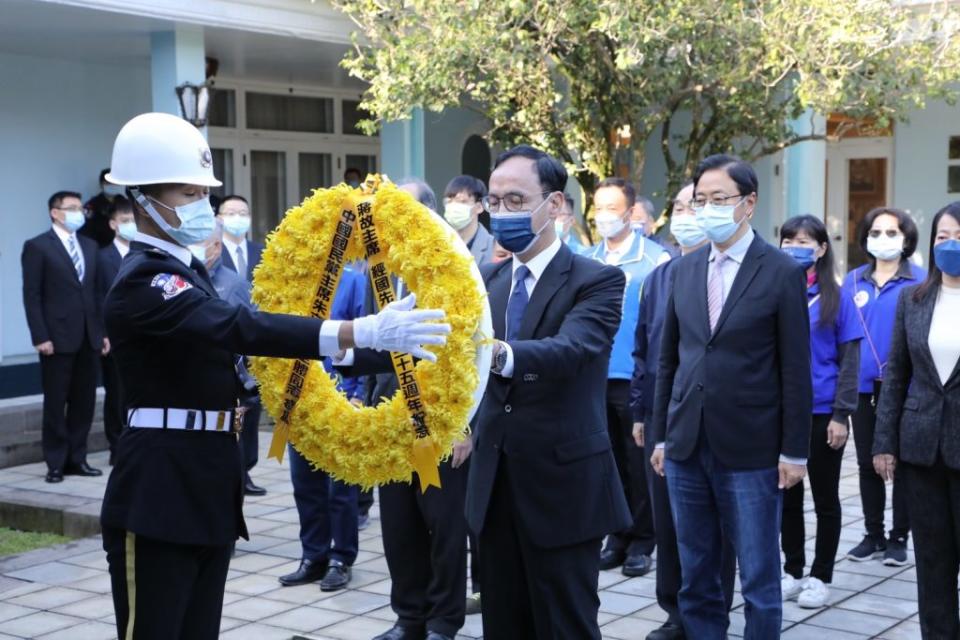 國民黨主席朱立倫十三日率領黨務主管、中常委等人親往桃園大溪頭寮陵寢謁陵。（國民黨提供）