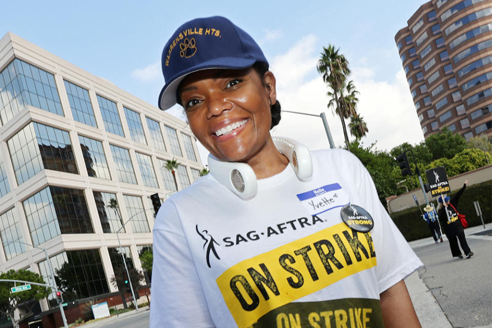 BURBANK, CALIFORNIA - OCTOBER 27: Yvette Nicole Brown joins the picket line outside Warner Bros. Studios on October 27, 2023 in Burbank, California. SAG-AFTRA has been on strike since July 14, 2023 and has not yet reached a deal with AMPTP, the trade association representing the Hollywood Studios.   (Photo by David Livingston/Getty Images)