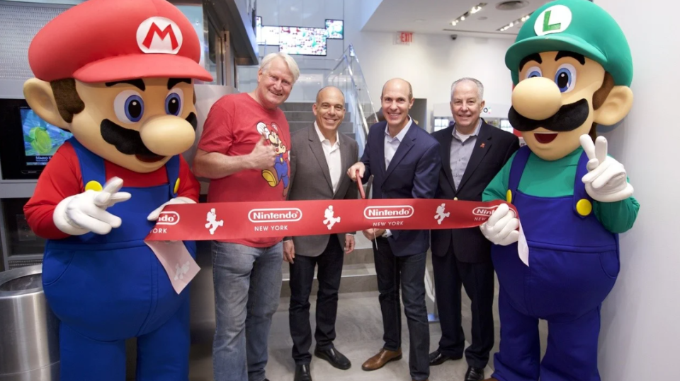 Martinet y Bowser en la reapertura de Nintendo NY Store en 2016