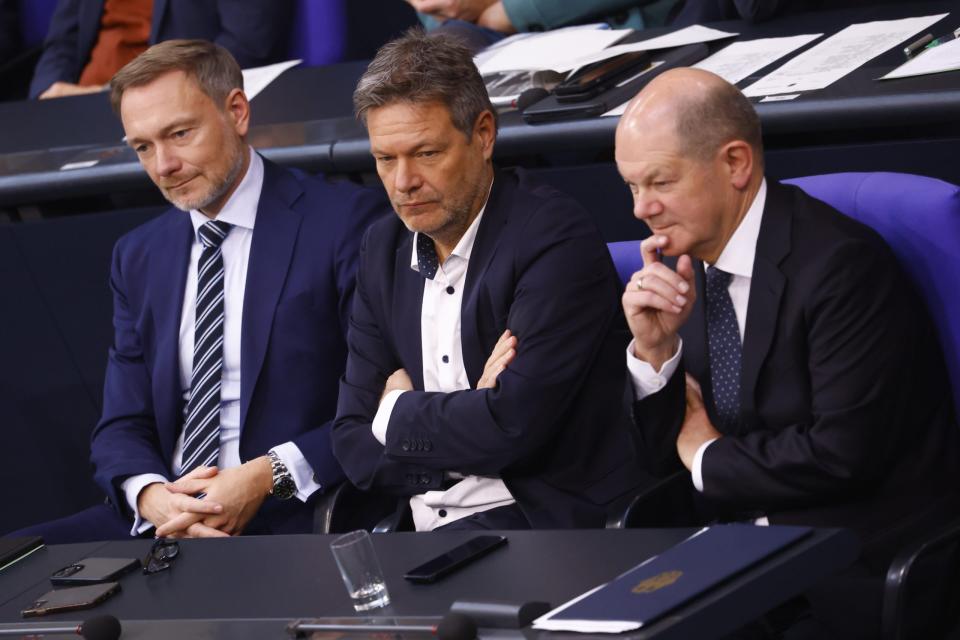 Nach dem Schuldenurteil des Verfassungsgerichtes in der Haushaltsklemme: Finanzminister Christian Lindner, Wirtschaftsminister Robert Habeck, Bundeskanzler Olaf Scholz.  - Copyright: Michele Tantussi/Getty Images