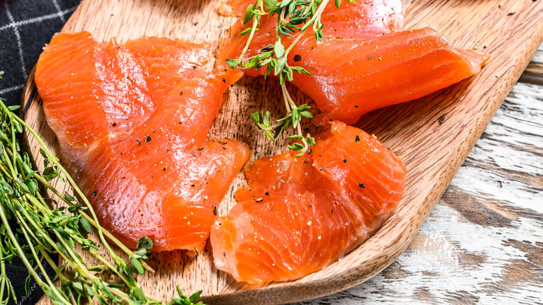 Cured salmon with pink peppercorns and thyme