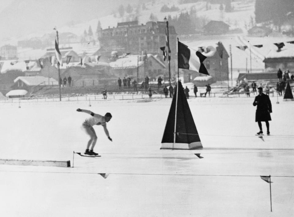American speed skater Charles Jewtraw (1900-1996) competing in the men's 500 metres speed skating event of the 1924 Winter Olympics, at the Stade Olympique de Chamonix in Chamonix, France, 26th January 1924. Jewtraw won gold, becoming the first ever Winter Olympics gold medallist as these were the inaugural Winter Olympics. (Photo by Hulton Archive/Getty Images)