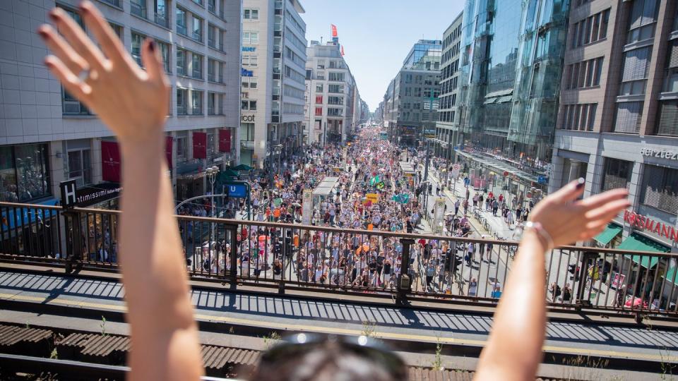 Demonstrationszug auf der Friedrichstraße in Berlin.