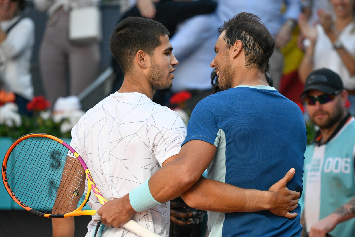 Carlos Alcaraz y Rafael Nadal se saludan tras su partido de cuartos de final del Madrid Open en el que el murciano se llevó la victoria. (Foto: Jose Oliva / Europa Press / Getty Images).