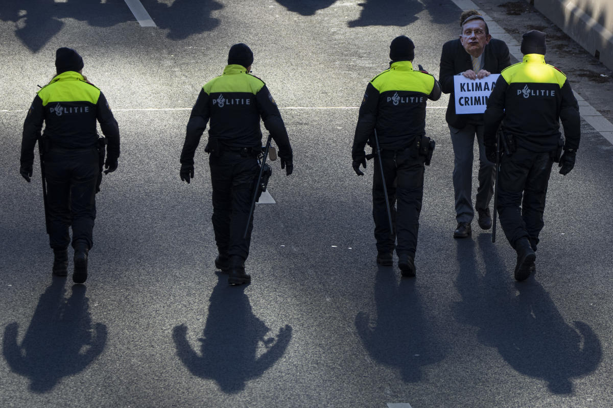 Environmental activists blocked the highway to The Hague