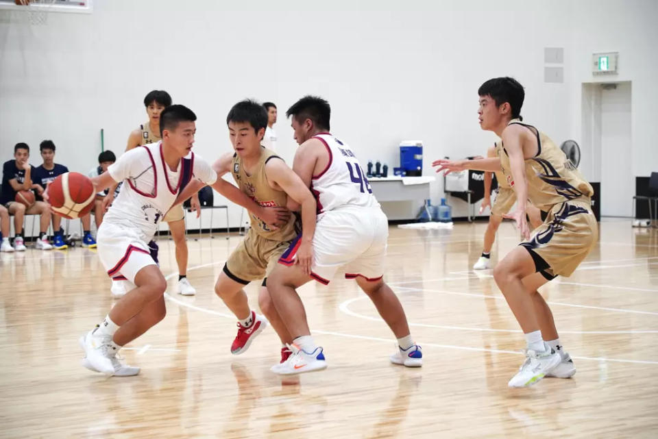 攻城獅青少年籃球隊與琉球黃金國王學院代表隊進行友誼賽。ryukyu golden kings提供