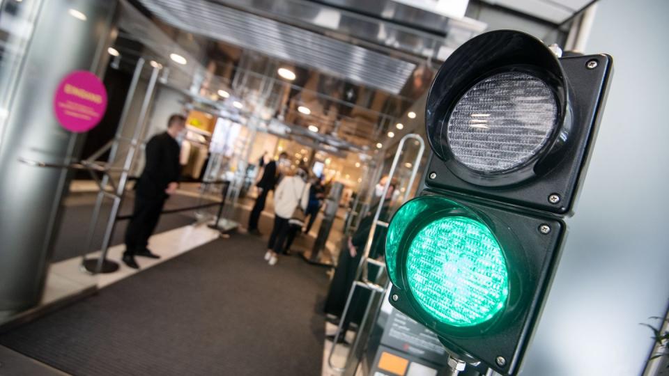 Eine Ampel regelt den Zutritt in ein Kaufhaus in Stuttgart. Der Groß- und Einzelhandel soll unter Auflagen zur Hygiene, zur Steuerung des Zutritts und zur Vermeidung von Warteschlangen insgesamt geöffnet bleiben.