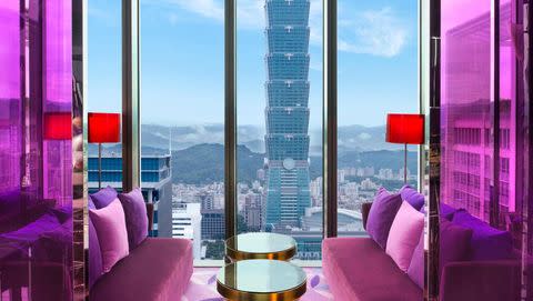 紫艷酒吧還有另一個更大的賣點，因位在 31 樓、不論白天或夜晚都可以清楚看見台北 101 PHOTO CREDIT: w hotel