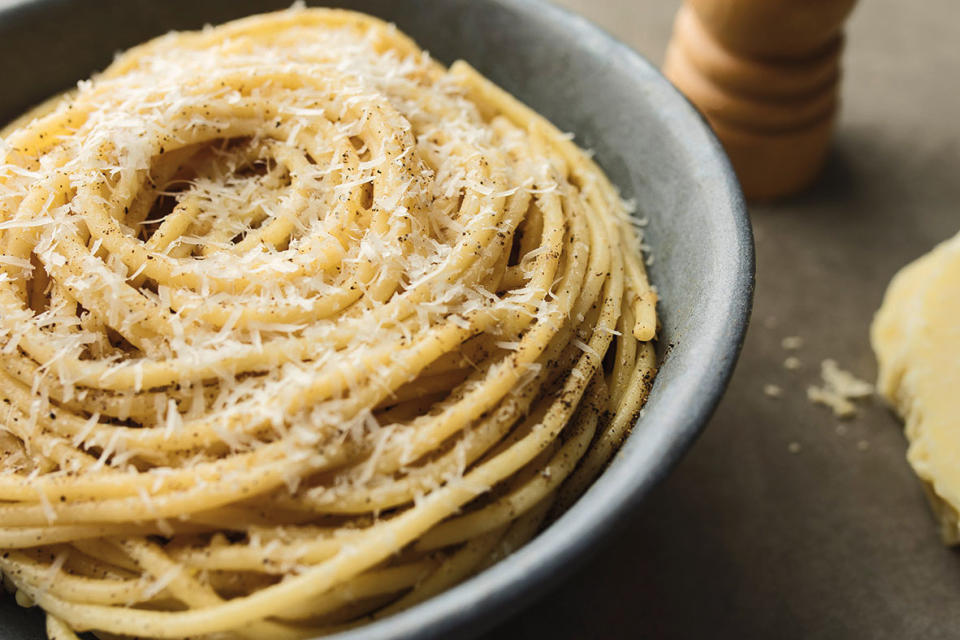 Apuesta por una cuña recién cortada para rallarla en casa, así conservará todo su sabor y textura. Entre todos estaca sin duda el Parmesano o Parmigiano Reggiano, un queso granuloso muy aromático con orígenes muy antiguos.