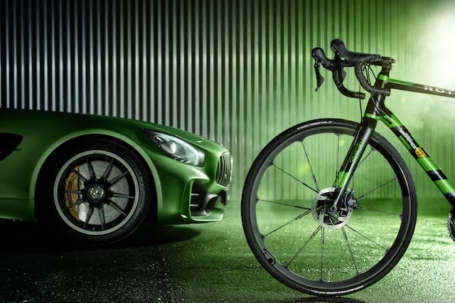 Das neue ROTWILD R.S2 Limited Edition â€žBeast of the Green Hellâ€œ Ã¼berzeugt in allen Belangen mit modernster Technologie.;Mercedes-AMG GT R: Kraftstoffverbrauch kombiniert: 11,4 l/100 km, CO2-Emissionen kombiniert: 259 g/km*The new ROTWILD racing bike R.S2 Limited-Edition "Beast of the Green Hell" impresses in every aspect with state-of-the-art technology.;Mercedes-AMG GT R: combined fuel consumption: 11.4 l/100 km, combined CO2 emissions: 259 g/km*