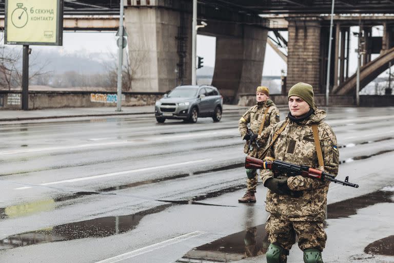 02/03/2022 Dos milicianos ucranianos controlan una carretera, a 2 de marzo de 2022, en Kiev (Ucrania). Las autoridades de Kiev han declarado el toque de queda en la ciudad ante la situación causada por la ofensiva rusa en el país. Más de 2.000 civiles ucranianos han muerto desde el comienzo de la invasión lanzada por Rusia el pasado 24 de febrero. El último ataque ha sido en el centro de Járkov, la segunda mayor ciudad de Ucrania, donde las fuerzas rusas han atacado con misiles contra varios edificios y la universidad. POLITICA Diego Herrera - Europa Press