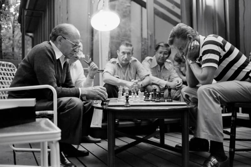 1978年《大衛營協定》談判期間，白宮國家安全顧問布里辛斯基（Zbigniew Brzezinski）與以色列總理比金（Menachem Begin）下棋（Wikipedia / Public Domain）