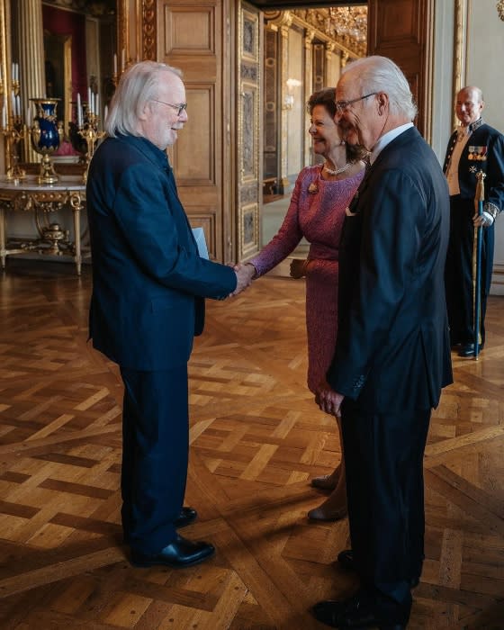 Carlos Gustavo y Silvia de Suecia condecoran a ABBA