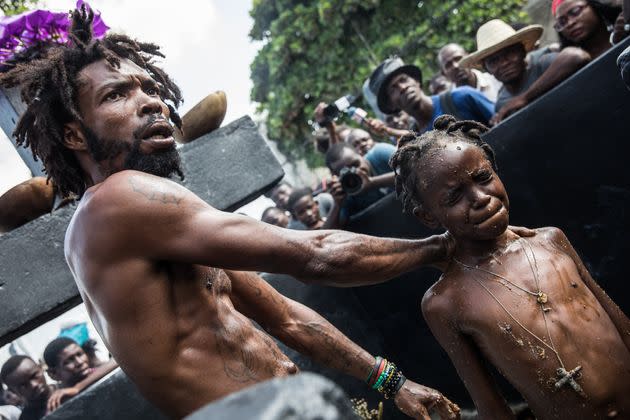 Rituales de vudú en la fiesta de Fet Gede, en Haití. (Photo: VALERIE BAERISWYL via Getty Images)