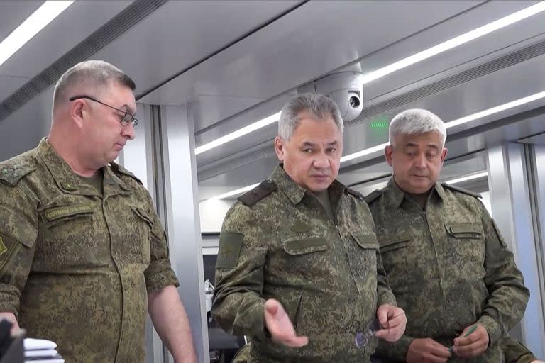 Captura de pantalla tomada de imágenes de video sin fecha publicadas por el Ministerio de Defensa de Rusia el 26 de junio de 2023, que muestra al ministro de Defensa de Rusia, Sergei Shoigu en una ubicación no revelada.