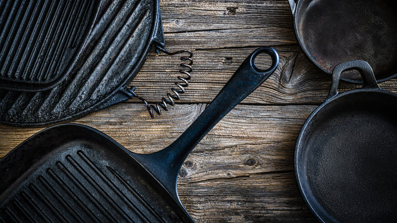 Cast iron cookware set