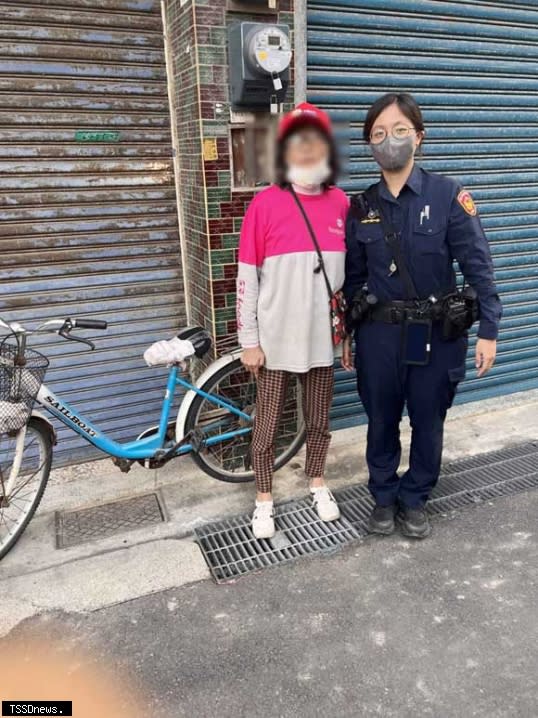 老婦警所外徘徊，女警關懷找回腳踏車。(記者劉春生攝)