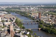 Offenbach am Main ist mit rund 120.000 Einwohnern immerhin die fünftgrößte Stadt in Hessen. Noch weiter vorne platzieren sich die Bewohner nur im aktuellen SchuldnerAtlas. 18,01 Prozent der volljährigen Bevölkerung haben Schulden – das bringt der Stadt die Brozemedaille im Top-Ten-Ranking ein.