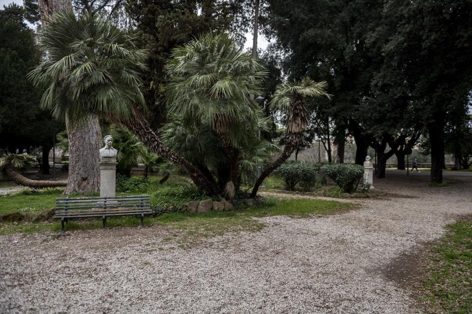 Il centro di Roma e Città del Vaticano sono deserti la prima domenica dopo l’entrata in vigore delle restrizioni per combattere l’epidemia da coronavirus. Tra i monumenti della Capitale, non si vedono i soliti assembramenti di turisti.