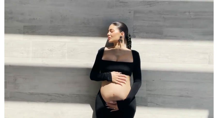 Kylie Jenner Kicks Off Her Maternity Style Black Outfit