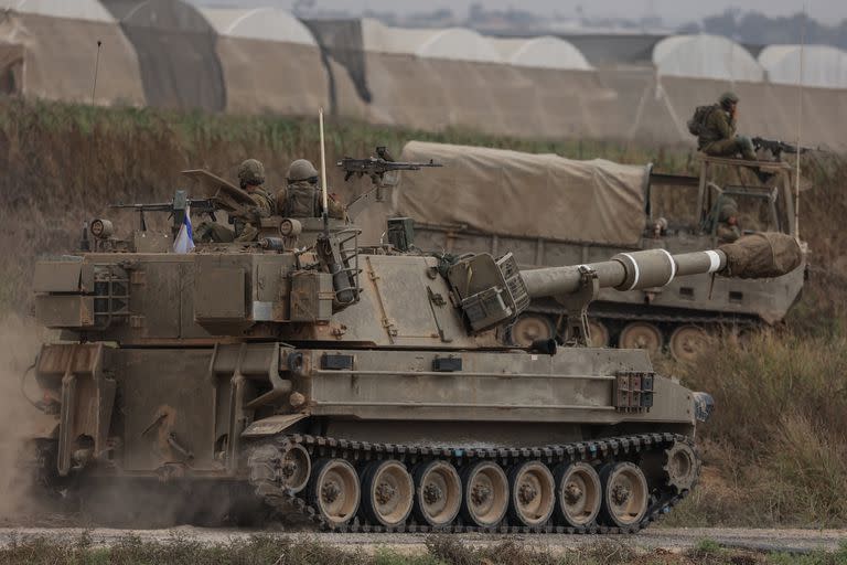 Un tanque israelí avanza cerca de la frontera entre Israel y Gaza. Continúan los combates entre soldados israelíes y militantes islamistas de Hamás en la zona fronteriza con Gaza