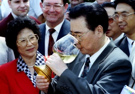 FILE PHOTO: Chinese Prime Minister Li Peng takes a drink of wine after a boat tour on the river Rhine