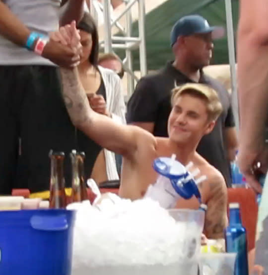 Anything goes in Sin City, including Bieber’s top. (Photo: Splash News)