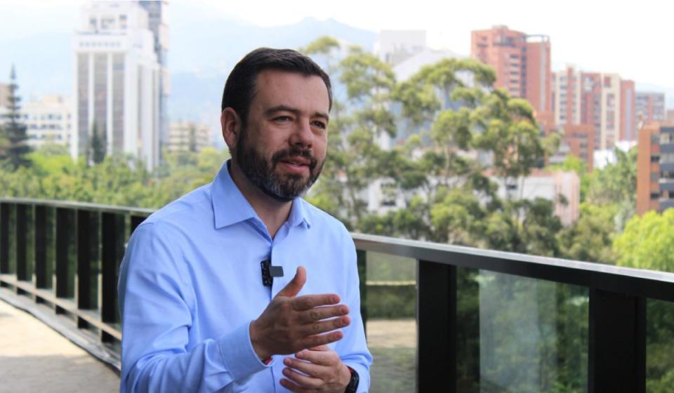 Carlos Fernando Galán habla sobre la situación de endeudamiento de Bogotá. Imagen: Carlos F. Galán (@CarlosFGalan) en X